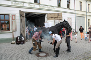 Schaubeschlag vor der historischen Schmiede in Oranienbaum